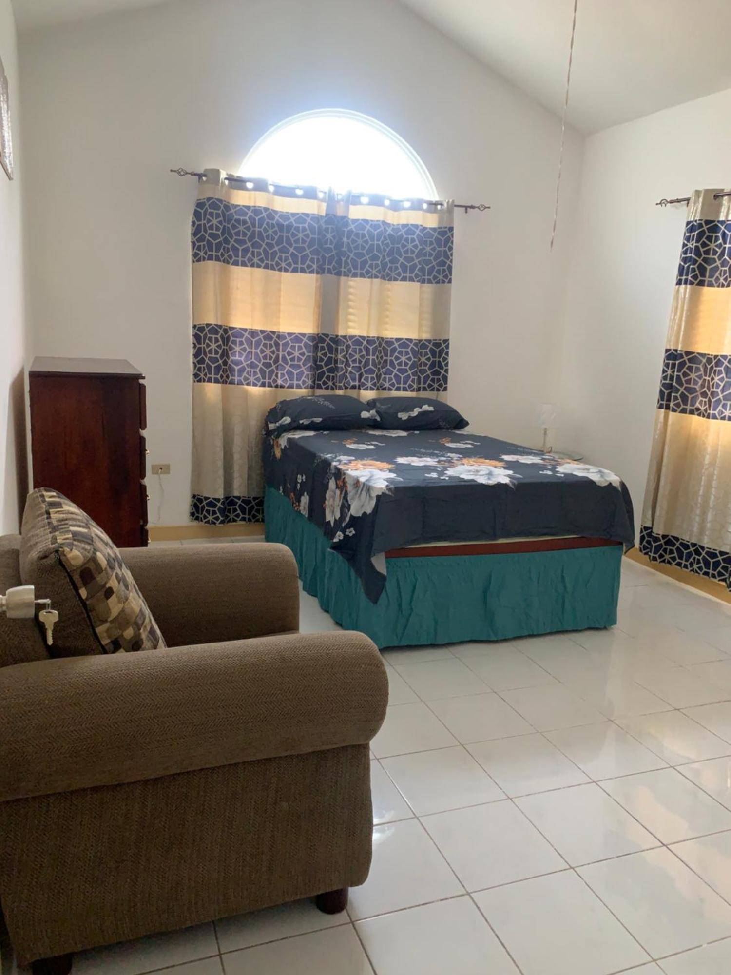 Caribbean Escape Hotel Portmore Buitenkant foto