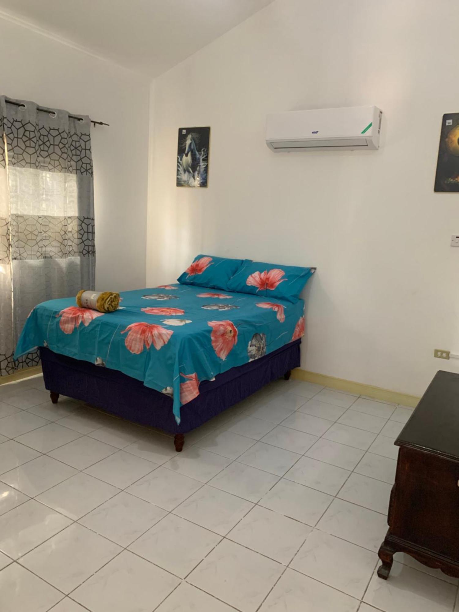 Caribbean Escape Hotel Portmore Buitenkant foto